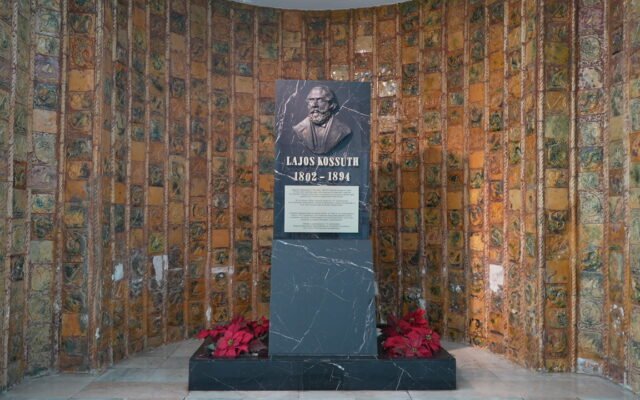 Kossuth Lajos szobra Izmirben
