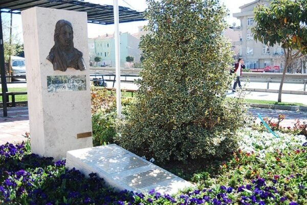 Kelemen Mikes’in bronz kitabesi Tekirdağ’daki Kelemen Mikes Parkında