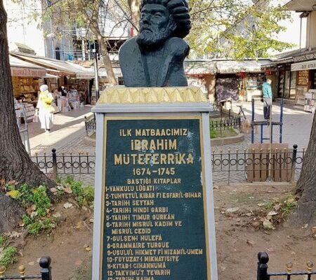 İbrahim Müteferrika’nın (1674-1745) Sahaflar Çarşısındaki heykeli