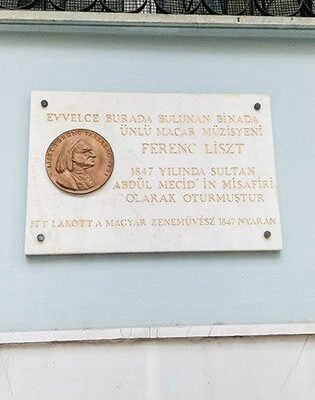 Liszt Ferenc emléktáblája: Beyoğlu, Nur-i Ziya Sokak No: 11.