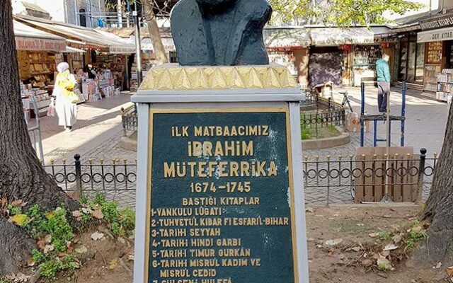 Ibrahim Müteferrika szobra az isztambuli Könyvbazárban
