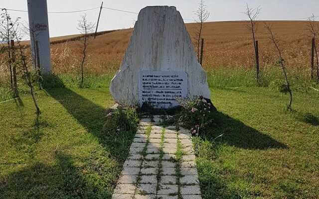 A Yarapsani iszapfürdő mellett található emlékmű